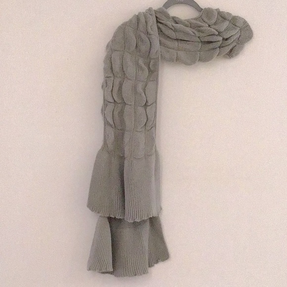 Renee’s NYC accessories Gray Puffy Textured Knit Scarf - Picture 1 of 5